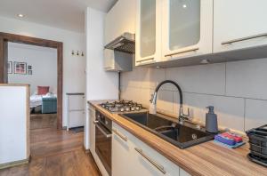 Mastalerza Spacious Apartment by BookingHost