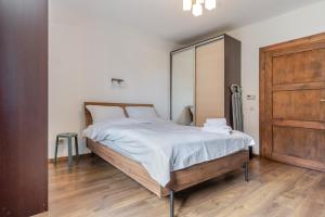 Mastalerza Spacious Apartment by BookingHost