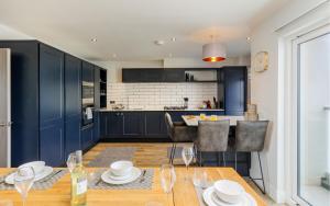 Colonels Rest - Luxury Beachside Townhouse with Sea Views in Sandown, Sleeps 10