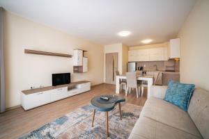 Central 2BR Apartment w Private Garage