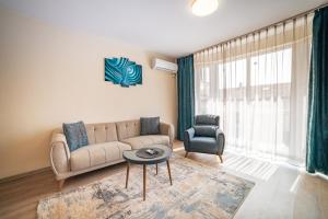 Central 2BR Apartment w Private Garage