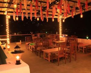 Green Park hotel !! Mall Road !! Open terrace View mountain Rooms !!