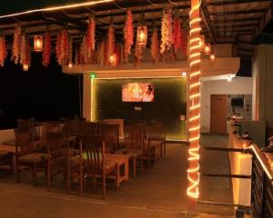 Green Park hotel !! Mall Road !! Open terrace View mountain Rooms !!