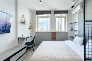 10-68b Manhattan, Beresteiskyi 11, Kyiv, Politekh metro nearby, stunning city view, 15 kW backup power, Petrovdom Apartment