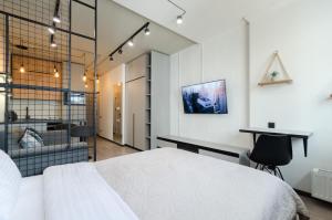 10-68b Manhattan, Beresteiskyi 11, Kyiv, Politekh metro nearby, stunning city view, 15 kW backup power, Petrovdom Apartment