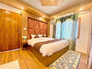 Green Park hotel !! Mall Road !! Open terrace View mountain Rooms !!