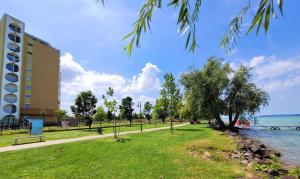 Kiadó közvetlen vízparti 1 szoba, nappali minim 2 ejszakára