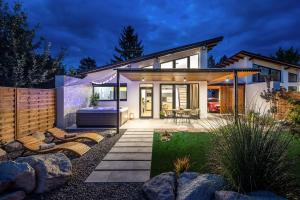 White Lotus Mini Loft House