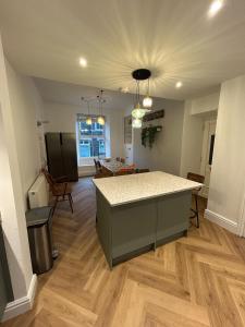 Rose Hill - Central Barmouth - near Beach - Sleeps up to 16!