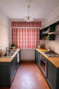 Charming 6-People Stay in Campo Santi Apostoli by Bricola Apartments