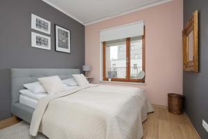 Modern Apartment with a Balcony in Warsaw by Noclegi Renters