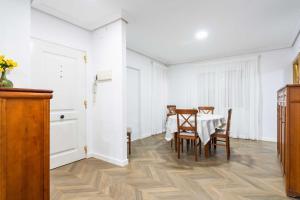 2bdrm+2wc Balmes Flat Central Market by Invalencia