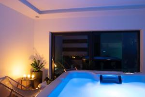 Sunny Apartment with Parking, Jacuzzi, Sauna & Balcony with Mountain View by Noclegi Renters