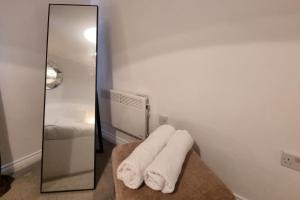 East London 2-Bed Ap Sleeps 4 near Hainault Forest