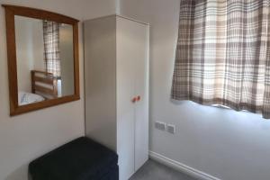 East London 2-Bed Ap Sleeps 4 near Hainault Forest