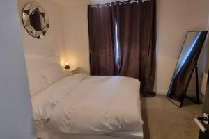 East London 2-Bed Ap Sleeps 4 near Hainault Forest
