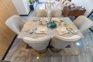 luxury elegant furnished three bedroom apartment with children playing ground,swimming pool relaxing rooftop with amazing city views, ample parking space and proximity to major shopping malls