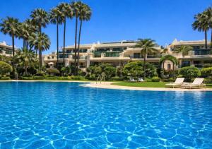 StayatSas Marbella Luxury 2 BR Apartment, 80 m2 Private Terrace, Huge Pools, Private Parking Walk to Beach & Puerto Banús