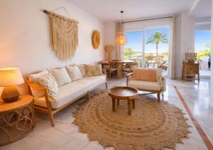 StayatSas Marbella Luxury 2 BR Apartment, 80 m2 Private Terrace, Huge Pools, Private Parking Walk to Beach & Puerto Banús