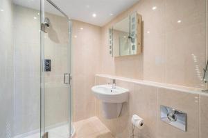Luxury 3-Bedroom Apartment at West Bay harbour
