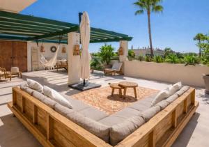 StayatSas Marbella Luxury Apartment 80 m2 Terrace, Pools & Parking