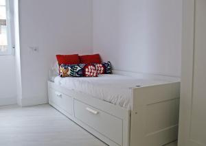 Alicante City Center Apartment - 3BR Luxury, Renfe Station View, Lift