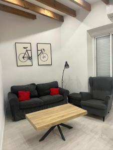 Alicante City Center Apartment - 3BR Luxury, Renfe Station View, Lift