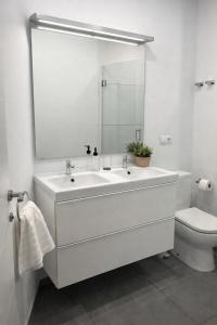 Alicante City Center Apartment - 3BR Luxury, Renfe Station View, Lift