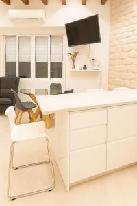 Alicante City Center Apartment - 3BR Luxury, Renfe Station View, Lift