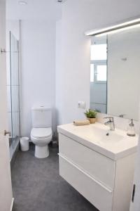 Alicante City Center Apartment - 3BR Luxury, Renfe Station View, Lift