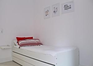 Alicante City Center Apartment - 3BR Luxury, Renfe Station View, Lift