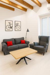 Alicante City Center Apartment - 3BR Luxury, Renfe Station View, Lift