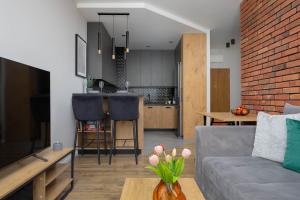 Modern Apartment with Parking & Balcony Suited For Remote Work by Noclegi Renters