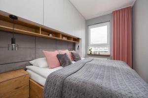 Modern Apartment with Parking & Balcony Suited For Remote Work by Noclegi Renters