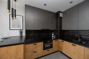 Modern Apartment with Parking & Balcony Suited For Remote Work by Noclegi Renters
