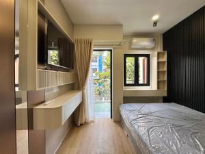 Behome with Balcony & Bright - Near Tan Dinh Market