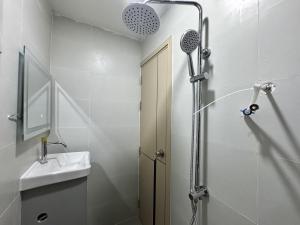 Behome with Balcony & Bright - Near Tan Dinh Market