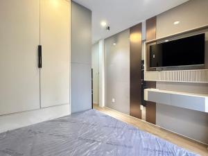 Behome with Balcony & Bright - Near Tan Dinh Market
