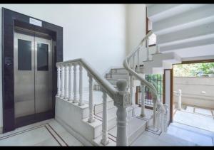 Royal Residence Golf Course Road - Sector 27