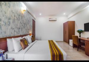 Royal Residence Golf Course Road - Sector 27