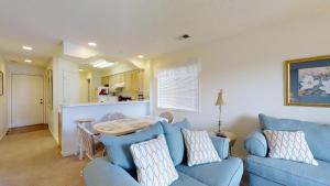 Tilghman Shores A4 2BR End Unit • Screened Porch • Close to Beach