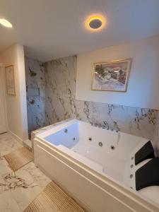 Huge Summit Park Luxury Retreat Home- 7 Bedrooms