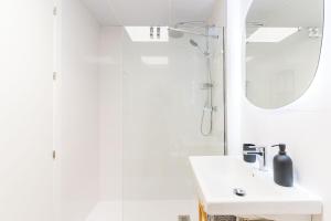 Brand new and stylish 1 bdr apt by Invalencia
