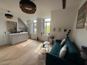 Appartement dans une Villa deauvillaise avec grand jardin, face à hôtel Royal, entièrement rénové, vue Royal et vue mer, 4 couchages