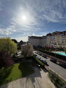 Appartement dans une Villa deauvillaise avec grand jardin, face à hôtel Royal, entièrement rénové, vue Royal et vue mer, 4 couchages