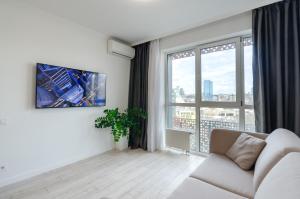 7-27 Kvartet, Vasyl Lypkivskyi 16g, Kyiv, railway station, metro nearby, panoramic city view, Petrovdom Apartment