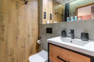 Spodek Light Apartment by BookingHost