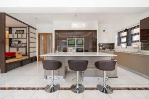 Spacious 5-Bed Family Home with Garden & Parking