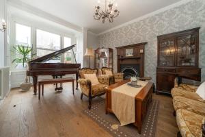 Spacious 5-Bed Family Home with Garden & Parking