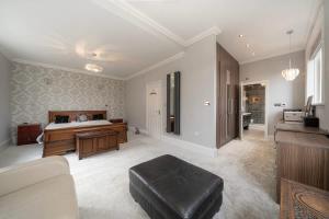 Spacious 5-Bed Family Home with Garden & Parking